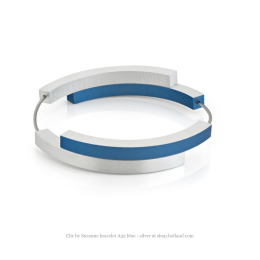 Aluminium armband A32 zilver en blauw van Clic bestellen? Voor 21 u besteld, morgen in huis. Bezoek snel onze webshop voor meer Dutch design sieraden!