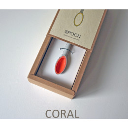 wOrk Spoon sieraad van porselein in de kleur Koraal rood bij hollanddesignandgifts.com/de/: bijzonder cadeau