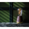 Die Humble ONE kabellose Tischlampe Walnuss mit Messing bei hollanddesignandgifts.com/de/