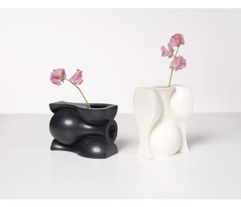 Design bloemen vazen in zwart en wit keramiek van New Duivendrecht