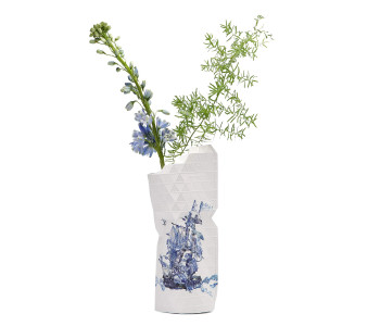 De Paper Vase Cover is een papieren vouwvaas, waarmee je in een handomdraai een eigentijdse designvaas in Delfts blauw maakt