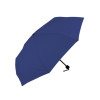De donkerblauwe buitenkant doet niet vermoeden wat er onder deze paraplu schuil gaat. Daar is het een verrassend andere wereld met fraaie motieven in Delfts blauw boven je hoofd