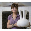 Directeur Lotte Landsheer van keramiek atelier Cor Unum toont trots de MaMa vaas